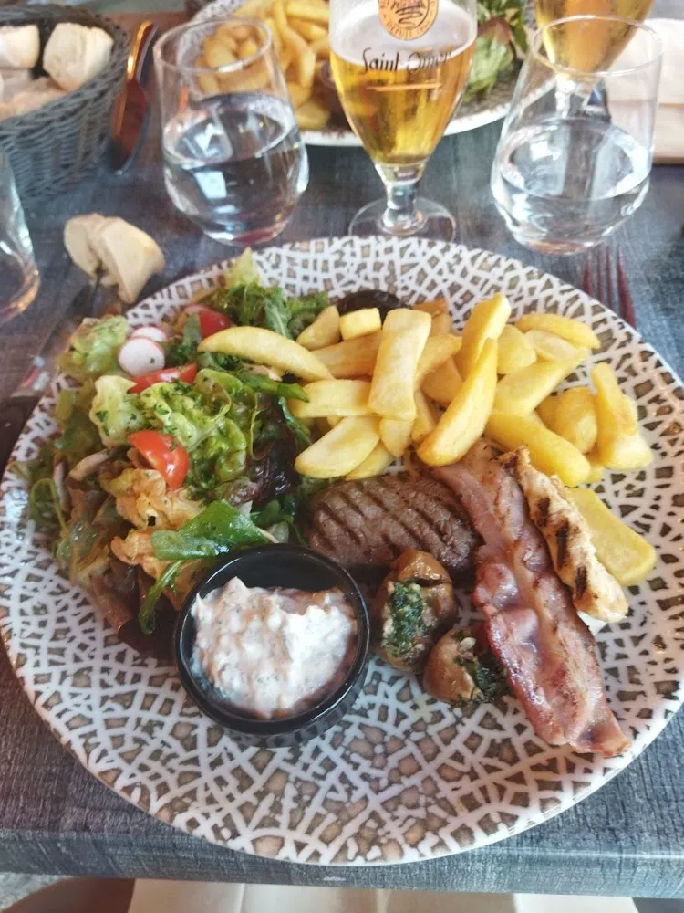 Mixed Viandes Boeuf Porc Poulet Rognons de Veau Avec Des Frites Et de la Salade Verte